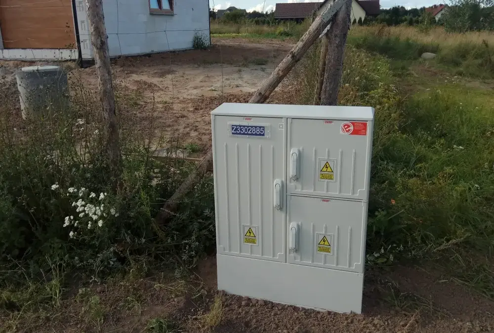 Skrzynka elektryczna na działce i co dalej – uniknij kosztownych błędów
