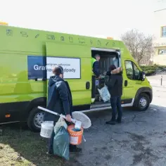 Samochód który zbiera elektrośmieci z osiedla - jak to działa?