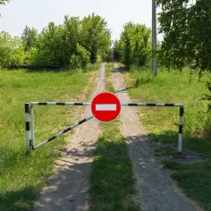 Kto stawia znaki drogowe na osiedlu? Sprawdź, kto jest odpowiedzialny