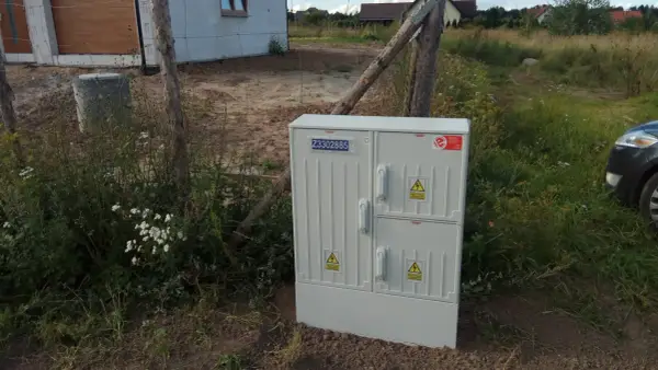 Skrzynka elektryczna na działce i co dalej – uniknij kosztownych błędów